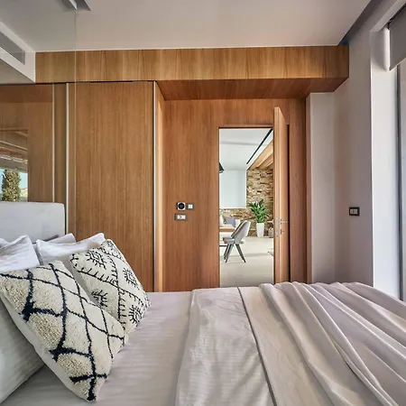 Willa Alkyonides Wing